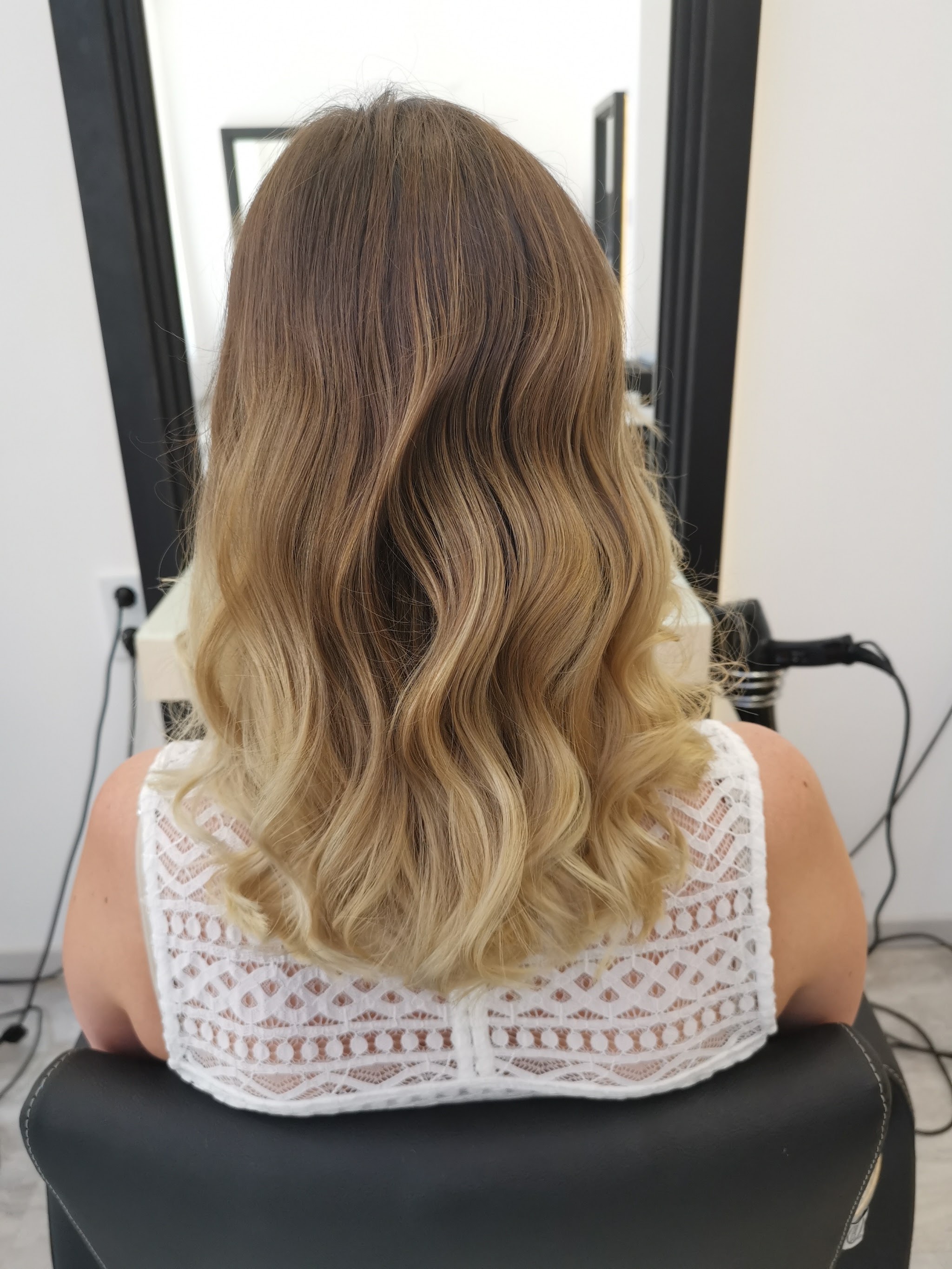 Balayage-Wellen vor dem Salonspiegel, Ventus Friseure Hagen